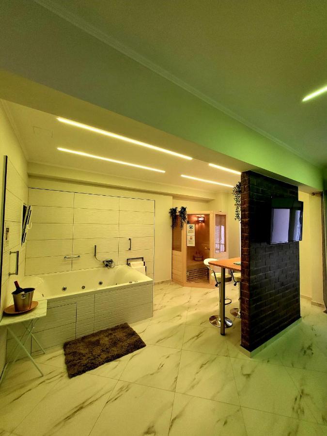 Romantic Deluxe Svite Wise Jacuzzi And Sauna Афины Экстерьер фото