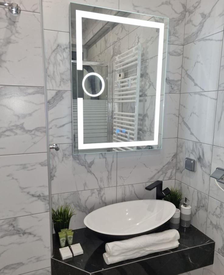 Romantic Deluxe Svite Wise Jacuzzi And Sauna Афины Экстерьер фото