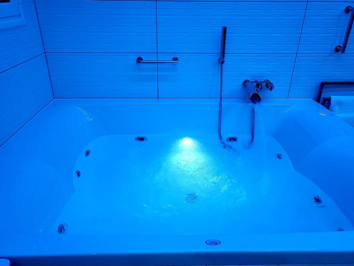 Romantic Deluxe Svite Wise Jacuzzi And Sauna Афины Экстерьер фото