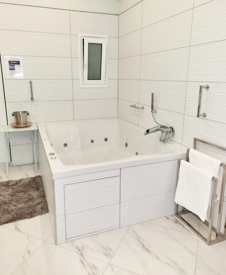 Romantic Deluxe Svite Wise Jacuzzi And Sauna Афины Экстерьер фото