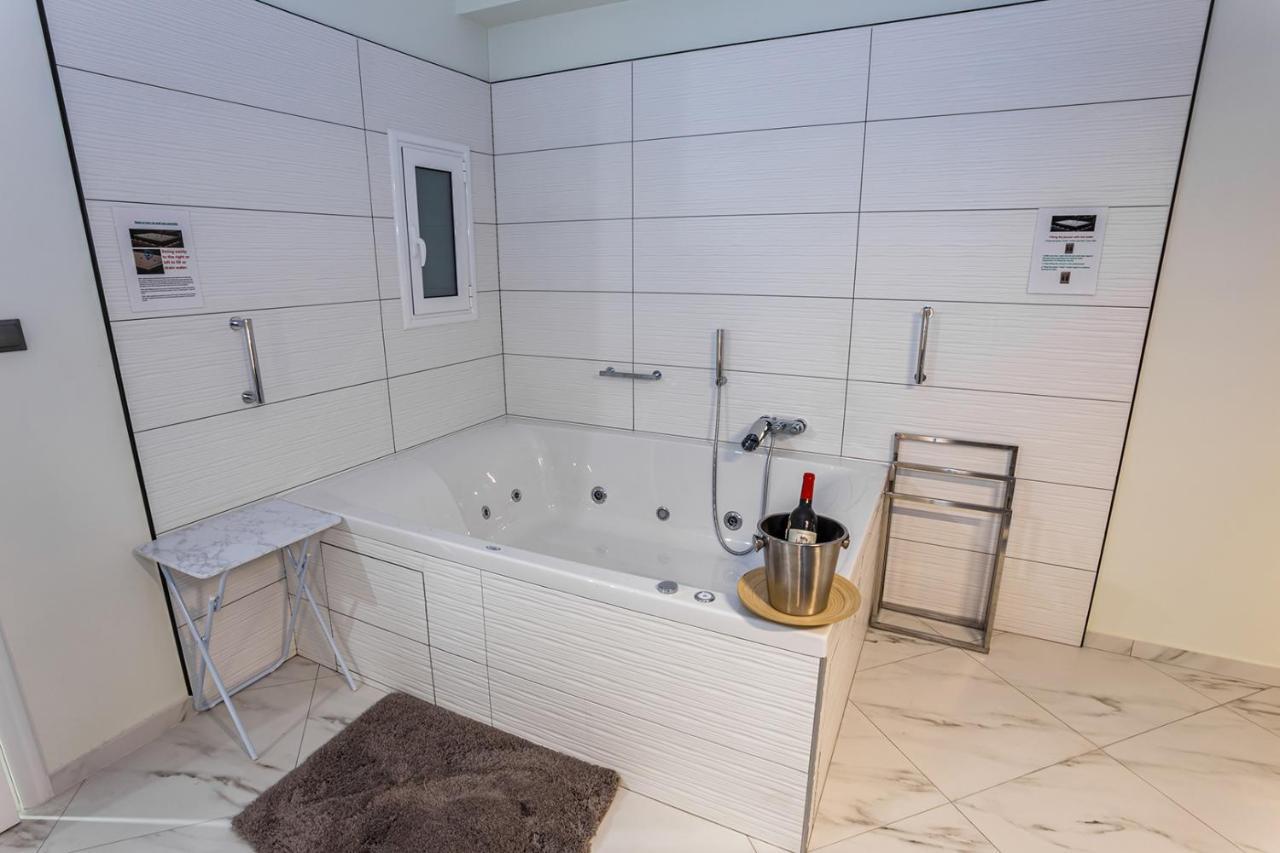 Romantic Deluxe Svite Wise Jacuzzi And Sauna Афины Экстерьер фото