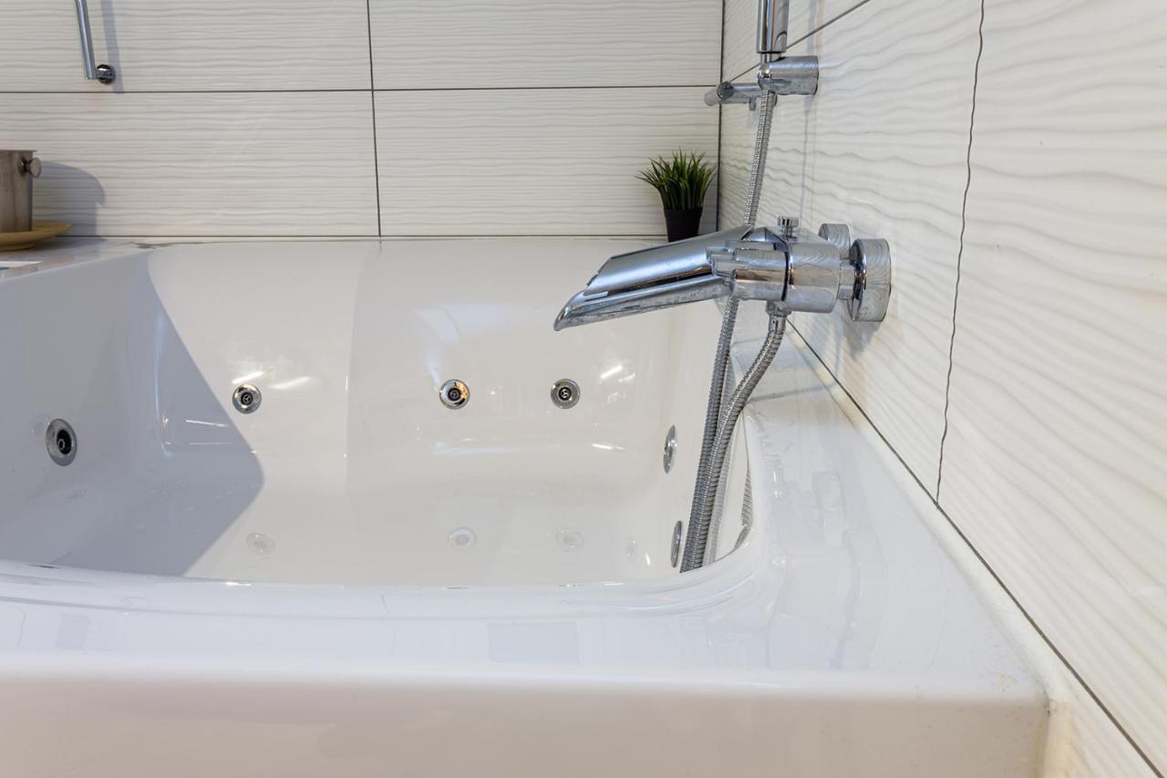 Romantic Deluxe Svite Wise Jacuzzi And Sauna Афины Экстерьер фото